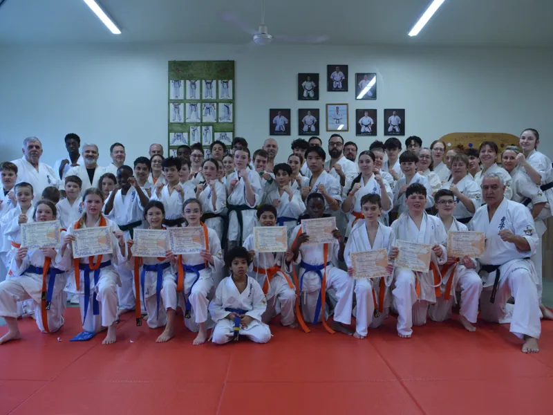 Groupe d'enfants du dojo avec leurs diplômes